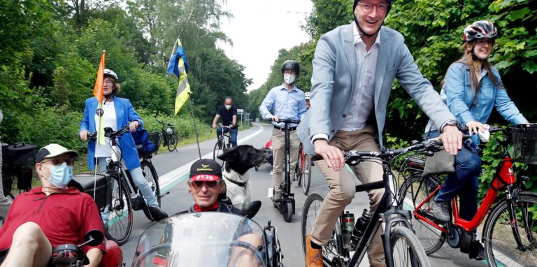 „Großer Bahnhof“ für den Radverkehr: Ministerpräsident Hendrik Wüst und seine CDU verweisen auf 600 Kilometer Radwegeneubau seit 2017 und kündigen weitere 1000 für eine weitere Regierungszeit an.