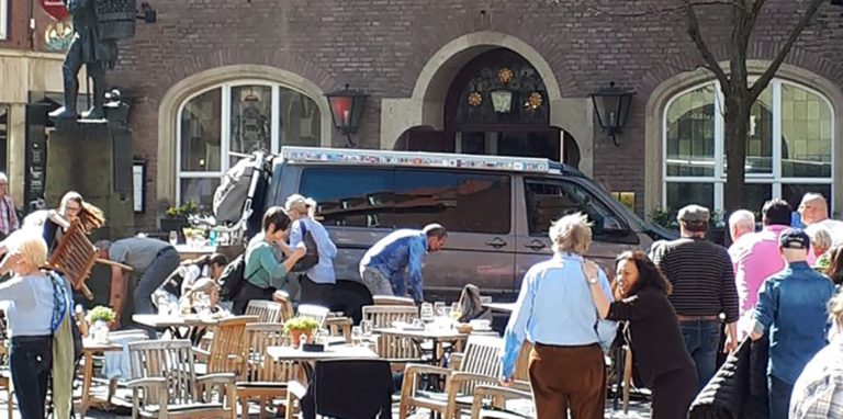 Menschen stehen vor einem der Lokale am Kiepenkerl, kurz nachdem ein Fahrzeug in das Straßencafe gefahren war, wie ein Augenzeuge berichtet.