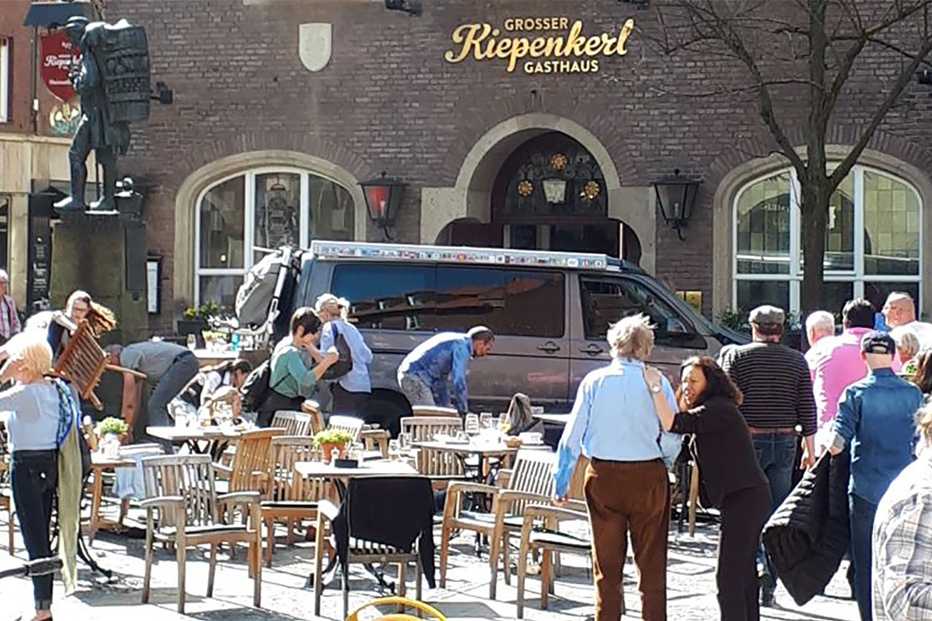 Menschen stehen vor einem der Lokale am Kiepenkerl, kurz nachdem ein Fahrzeug in das Straßencafe gefahren war, wie ein Augenzeuge berichtet.