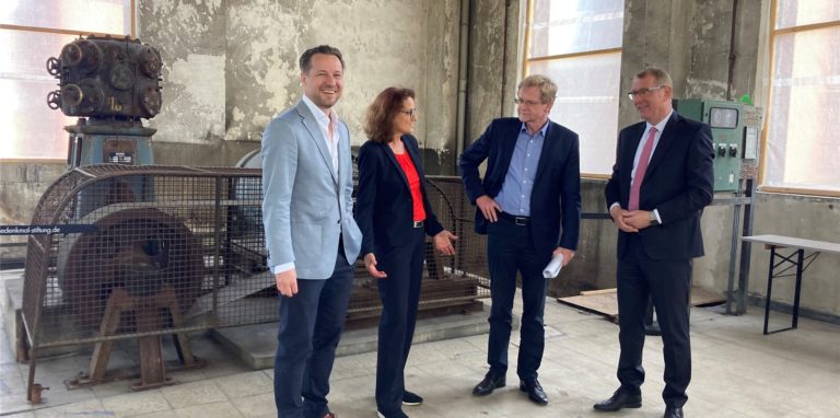 Vorfreude auf Gastronomie im Kokerei-Ambiente (v.l.): Sascha Nies, Denkmalstiftung-Geschäftsführerin Ursula Mehrfeld, Planungsdezernent Ludger Wilde und Sparkassen-Vorstandschef Dirk Schaufelberger in der früheren Gastiefkühlanlage der Kokerei Hansa.