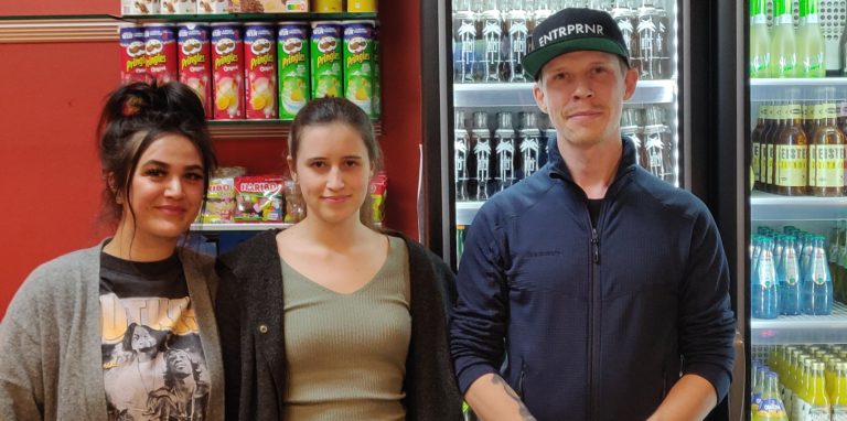 Sebastian Boos (r.), Inhaber des Corso-Kinos, will den großen Saal renovieren und tauscht dafür die Bestuhlung aus.
