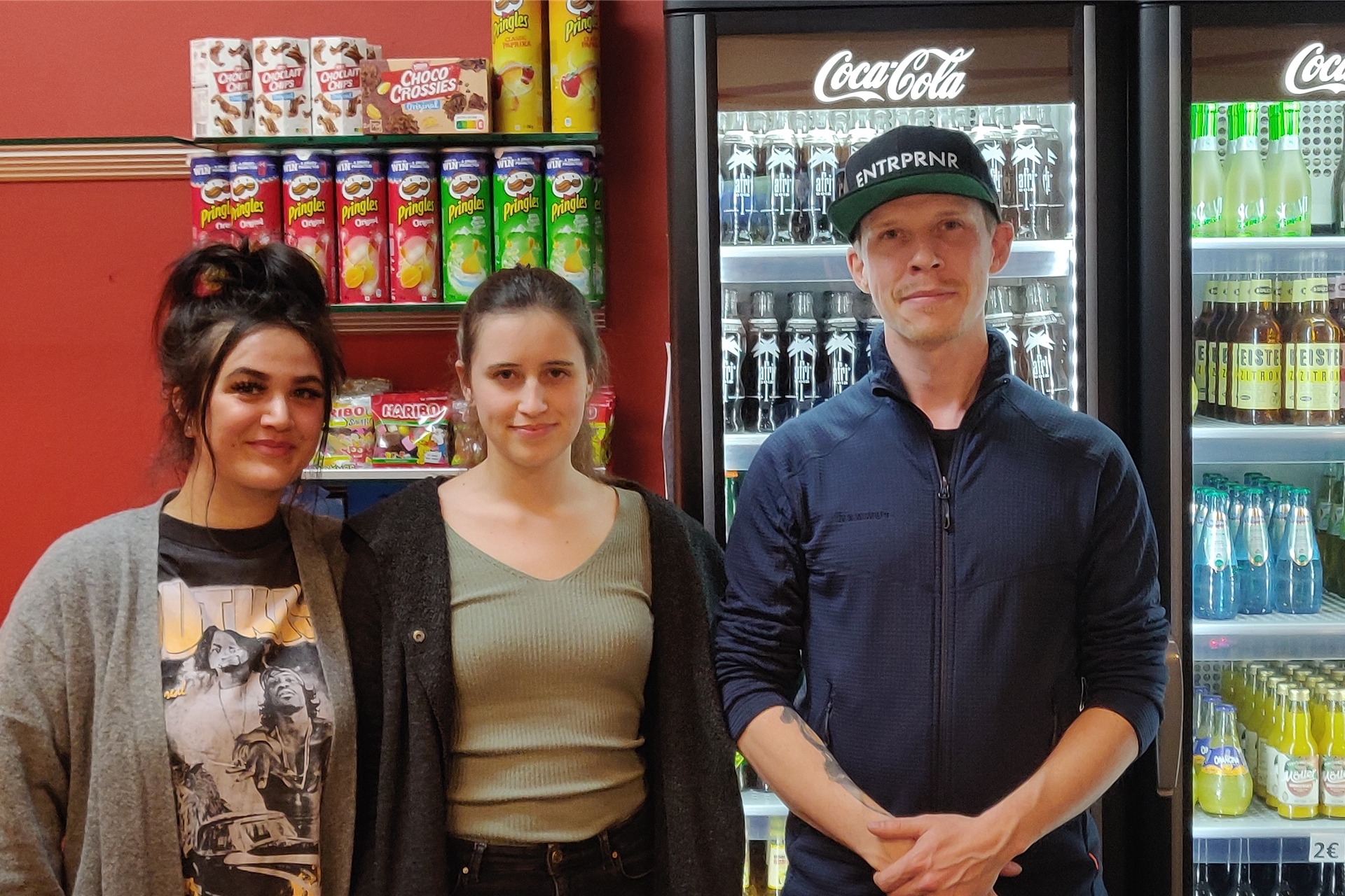 Sebastian Boos (r.), Inhaber des Corso-Kinos, will den großen Saal renovieren und tauscht dafür die Bestuhlung aus.