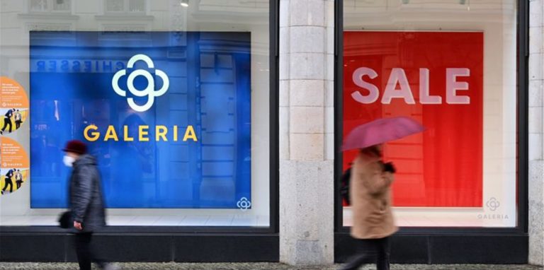 Passanten gehen an einer Filiale von Galeria Karstadt vorbei.