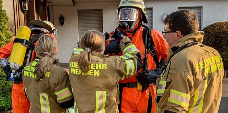 Die Feuerwehr Menden musste bei einem ABC-Einsatz am Mittwochabend (27. April) einen Atemschutztrupp mit Schutzanzügen ausstatten.