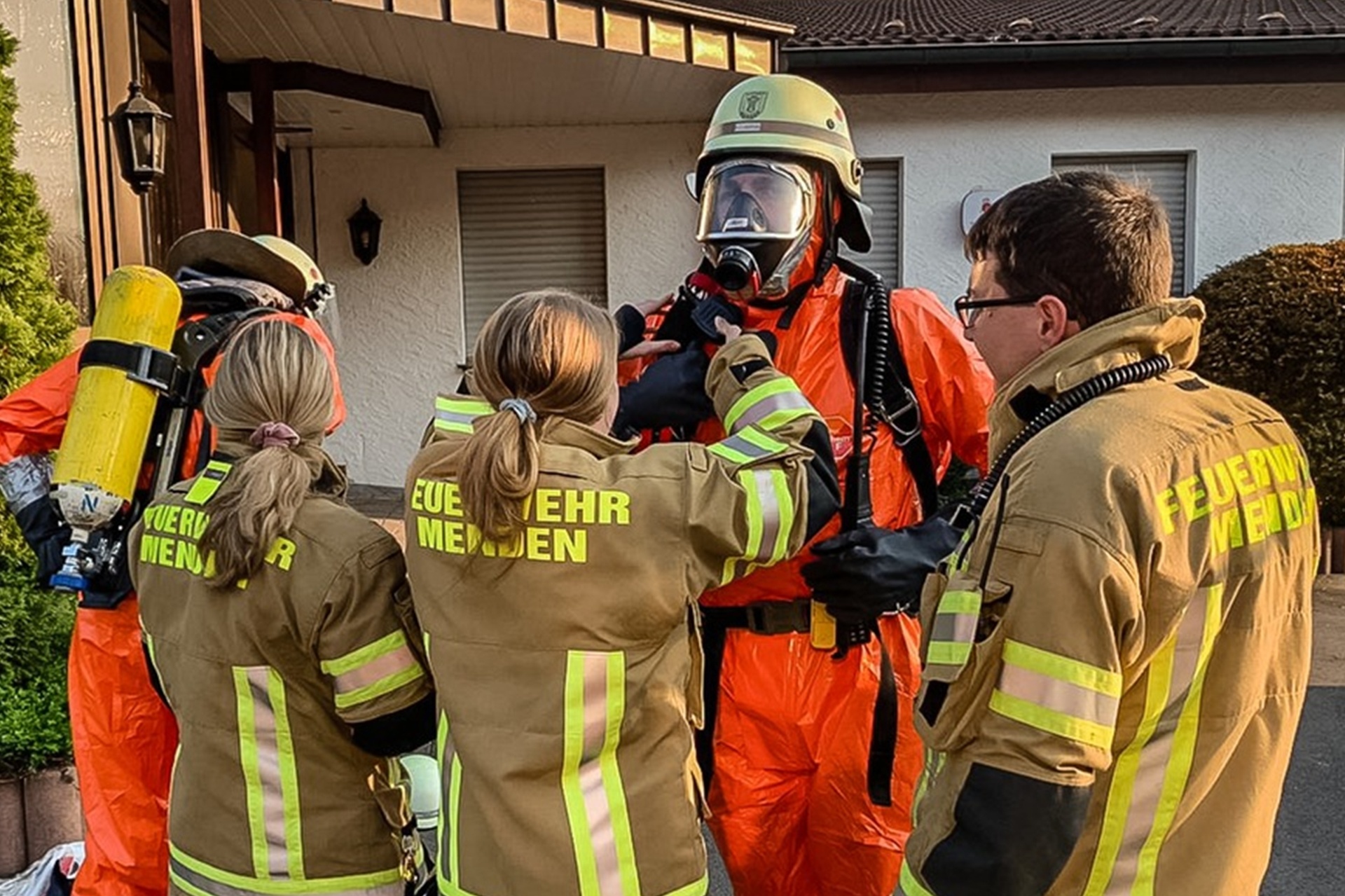 Die Feuerwehr Menden musste bei einem ABC-Einsatz am Mittwochabend (27. April) einen Atemschutztrupp mit Schutzanzügen ausstatten.