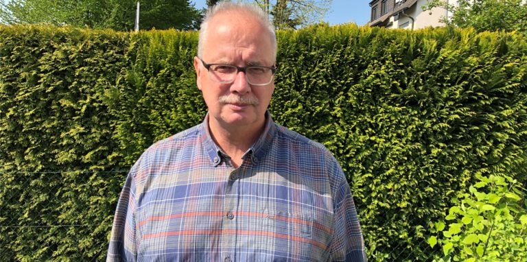 Jürgen Paul (65) ärgert sich über die Sparkasse. Er wollte für eine geflüchtete Ukrainerin ein Konto eröffnen. Doch es war komplizierter als gedacht.