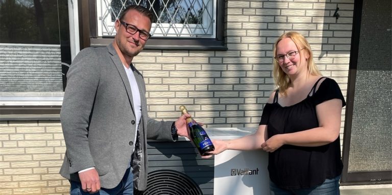 Vaillant-Verkaufsberater Matthias Heitbrink (l.) mit der Dorstenerin Laura Noreikat (r.) vor einer neuen Luft-Wärmepumpe.