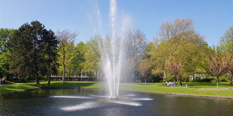 Die Fontäne im Koppelteich sprüht wieder Wasser.