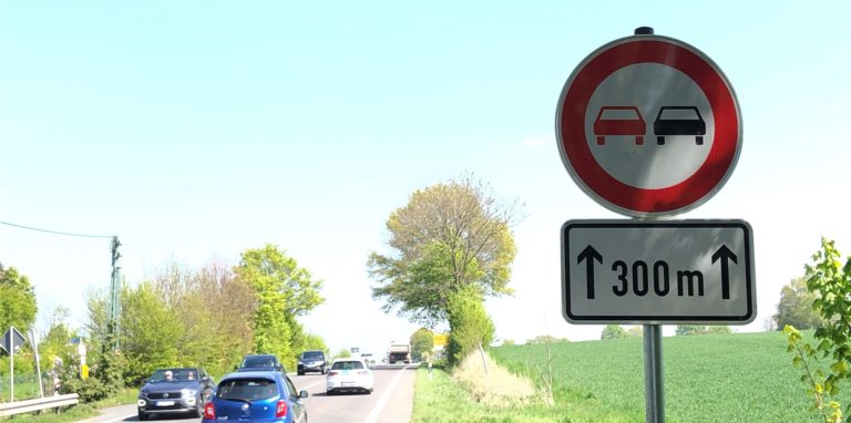Unfallgefahr: Ein Überholverbot vor der Einmündung zur Ostbürener Straße soll dort auf der B1 das Risiko von Zusammenstößen reduzieren.