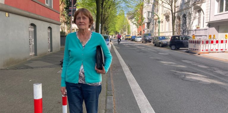 Anwohnerin Ingrid Wenker ist wenig begeistert von der Umwandlung der Arndtstraße in eine Fahrradstraße.