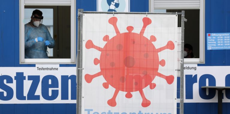 Person im Corona-Testzentrum