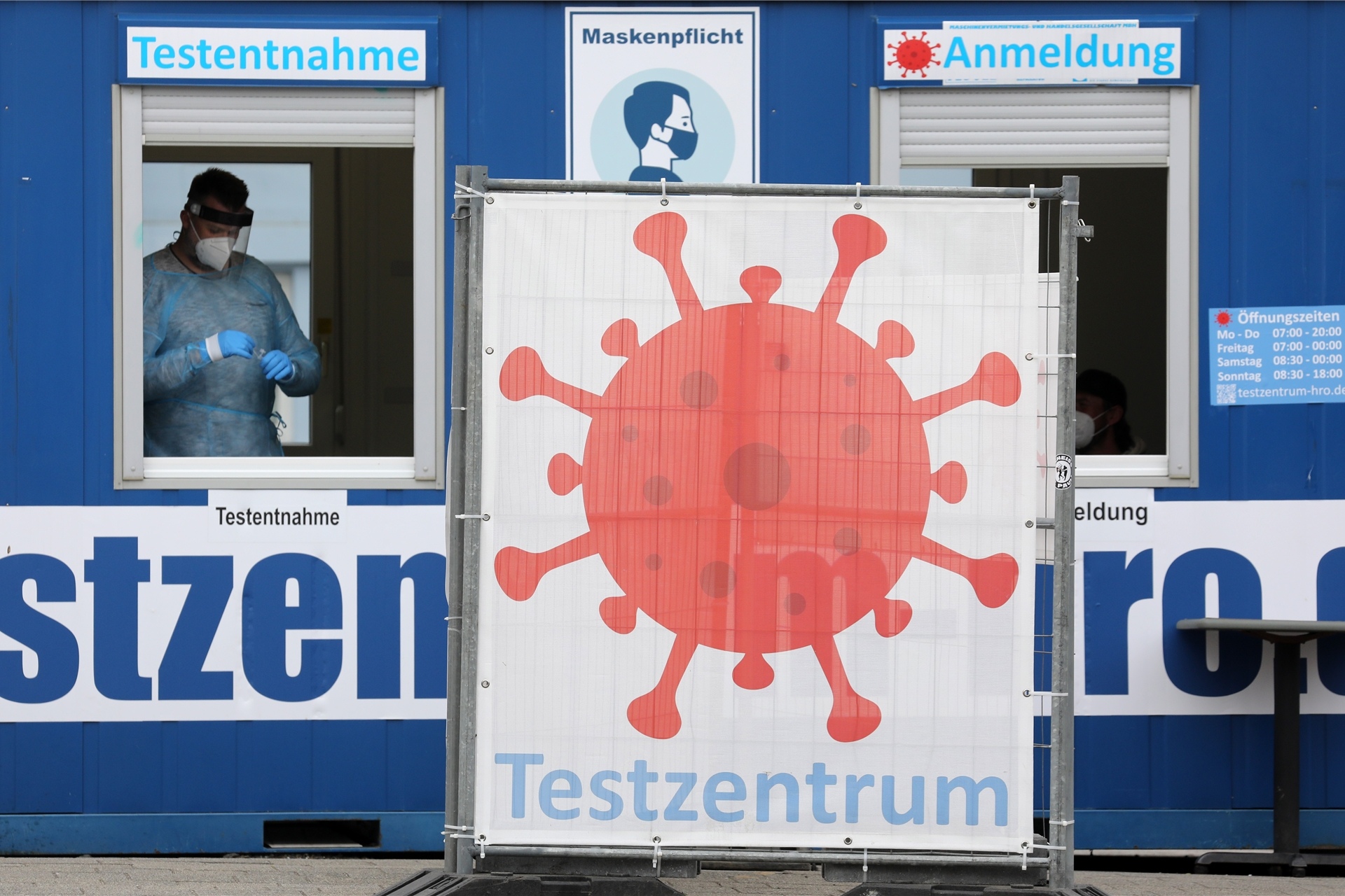 Person im Corona-Testzentrum