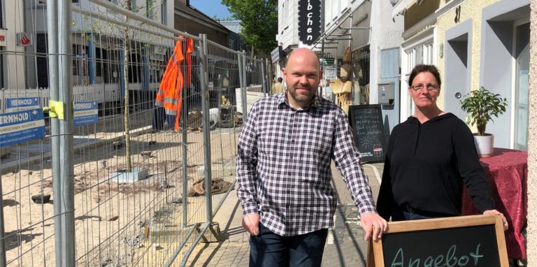 Sie leiden unter den Auswirkungen der Baustelle: Dennis Bernhöft (Das Körbchen) und Ramona Horstmann (Café Una) vermissen Kunden beziehungsweise Gäste in ihrem Bereich der Fußgängerzone. Die Arbeiten müssten längst fertig sein, meinen die Geschäftsinhaber.