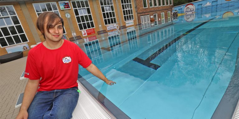 Recht kalt… Schwimmmeister Ricardo Villanueva prüft im Bornekamp-Freibad die Wassertemperatur. Sie soll künftig verlässlich höher liegen. Und dafür investiert der Verein in neue Technik.