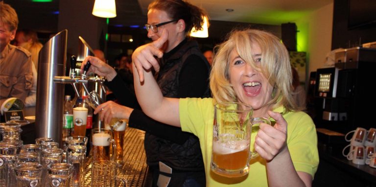 Frau mit Bierkrug