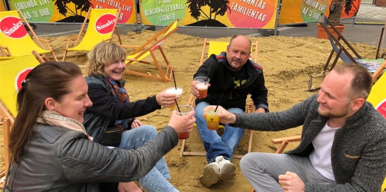 Mit Sand und Liegestühlen: Am Freitagnachmittag ließen sich die ersten Besucher ihre Cocktails schmecken.