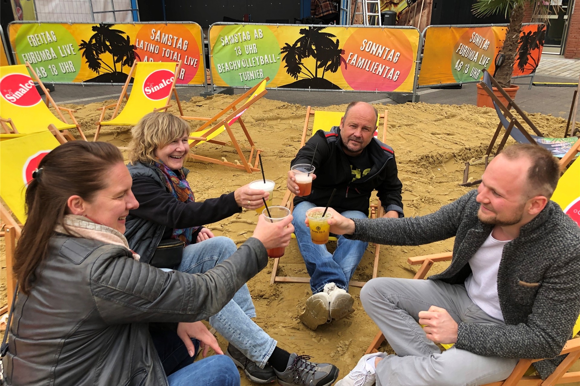 Mit Sand und Liegestühlen: Am Freitagnachmittag ließen sich die ersten Besucher ihre Cocktails schmecken.