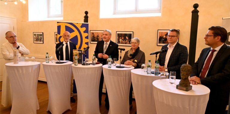 Michael Makiolla (3.v.l.), Landrat a.D., moderierte die Veranstaltung zum Tagungsband zum Thema Barbarossa-Kopf.