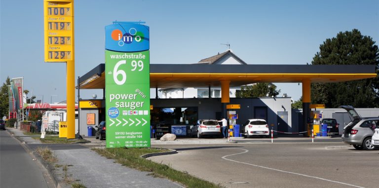 An der Jet-Tankstelle an der Werner Straße gab es am Montagmittag Gratis-Sprit. Das führte zu einem Verkehrschaos.