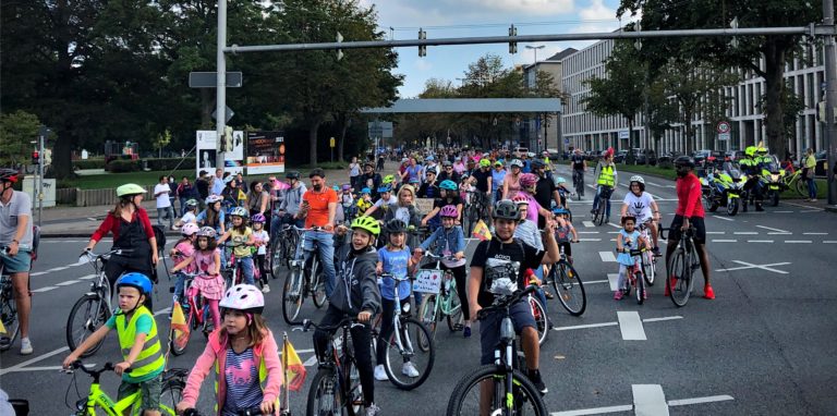 Weit über 1000 Teilnehmer – viele von ihnen Kinder – fuhren am Samstag (18.9.) auf der Kidical-Mass-Demo in Dortmund mit, unter anderem über den Wall.