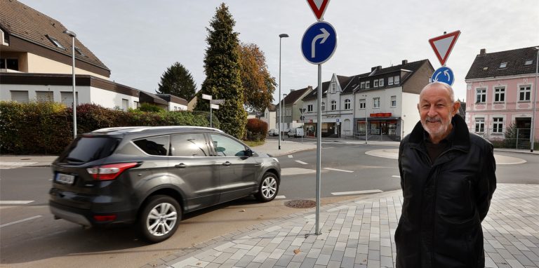 Klaus Holzer vor dem Minikreisel an der Märkischen Straße. Ungünstig: Radfahrer, die dort links abbiegen möchten, müssen erst einmal durch den Kreisverkehr.
