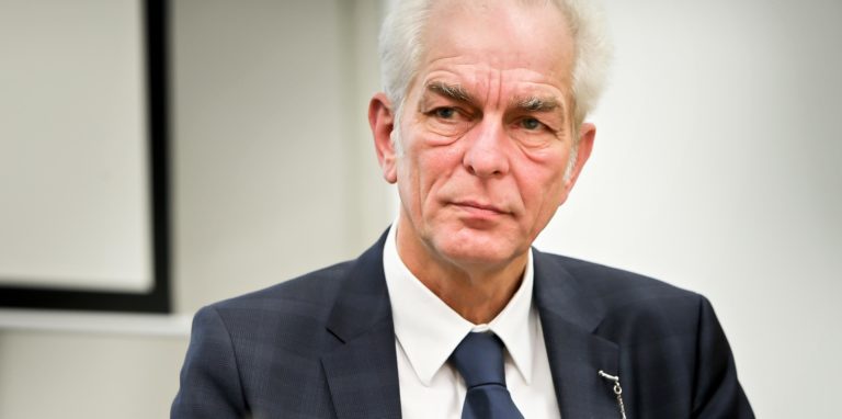 Rudolf Mintrop steht seit dem 17.2. vor Gericht. Ihm wird Beihilfe zu den Morden von Niels Högel vorgeworfen.