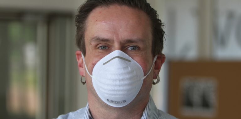 Der Mann hinter der Maske ist Heiko Klanke vom FBG. Er sagt: „Die meisten tragen hier weiter eine Maske.“