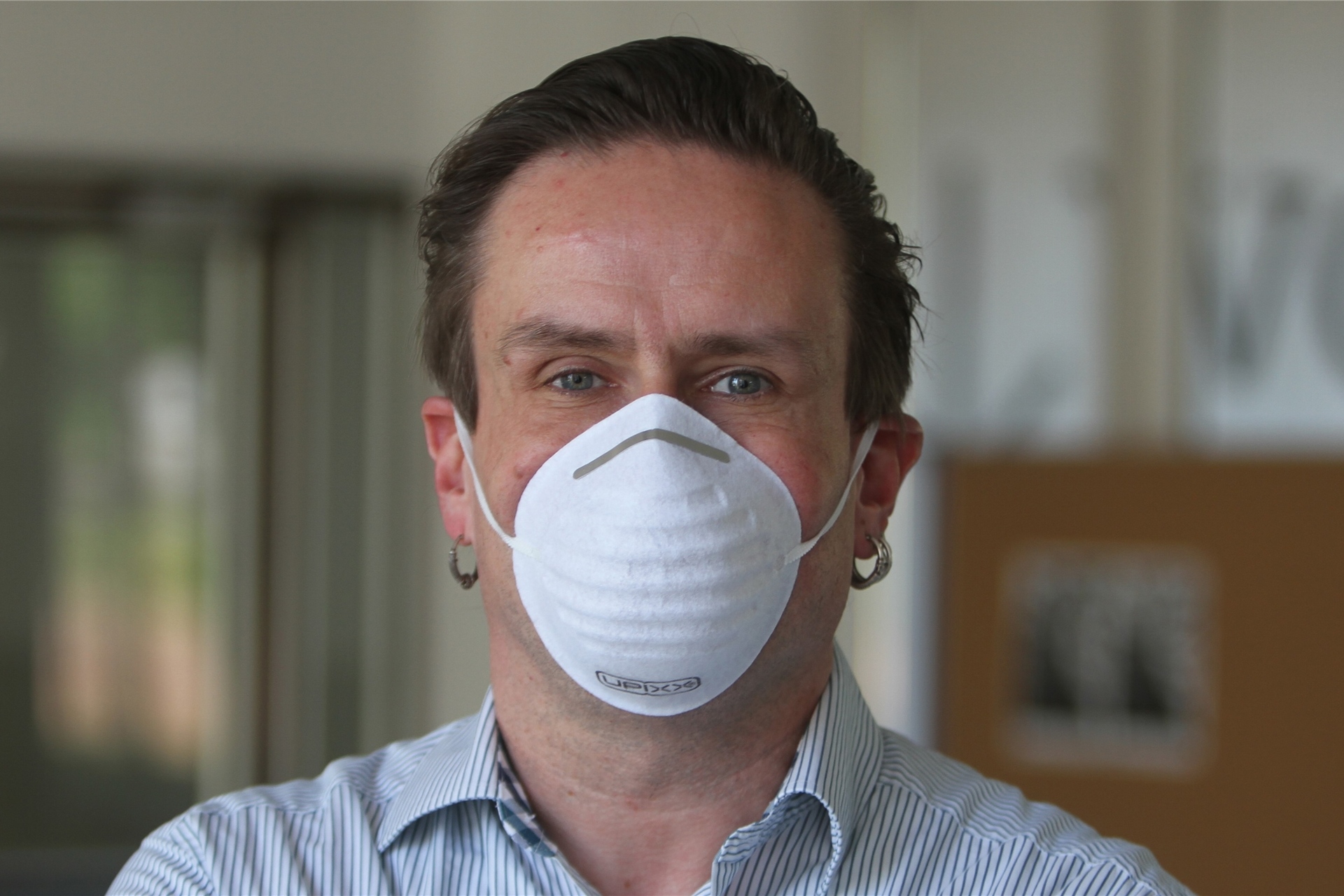 Der Mann hinter der Maske ist Heiko Klanke vom FBG. Er sagt: „Die meisten tragen hier weiter eine Maske.“