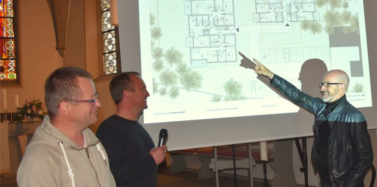 Architekt Carsten Rinsdorf (r.) zeigt Pfarrer Jochen Müller (l.) und „materio“-Geschäftsführer Johannes Berger seine Planungen.