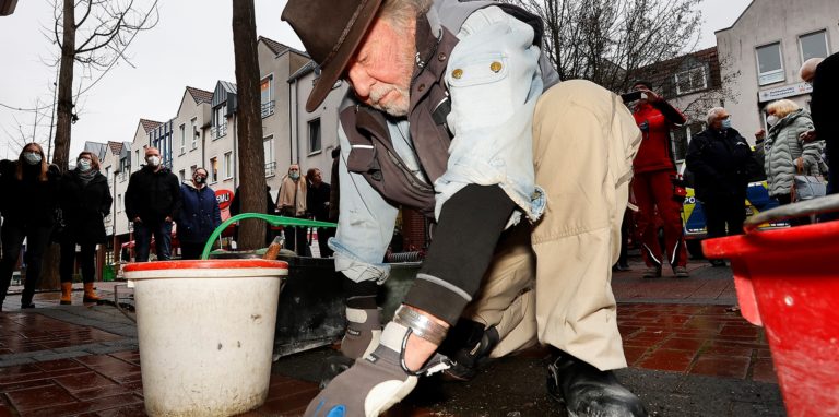 Geht es nach dem Willen des Bergkamener Arbeitskreise kehrt der Künstler Gunter Demnig demnächst nach Bergkamen zurück, um weitere Stolpersteine zu verlegen.