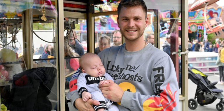 Der stolze Papa Giuliano Lemoine, Betreiber eines Standes zum Stofftier-Angeln, mit seinem Nachwuchs.