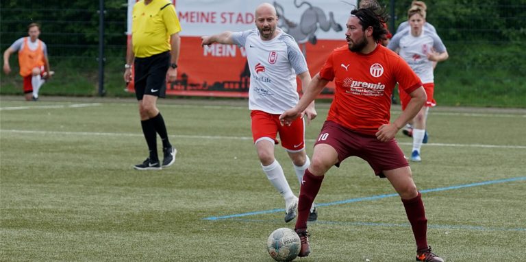 Volkan Gül (am Ball) ist berüchtigt für seine punktgenauen langen Bälle. Die wurden auch für Dogan Okumak (l.) und RWU am Sonntag gefährlich.