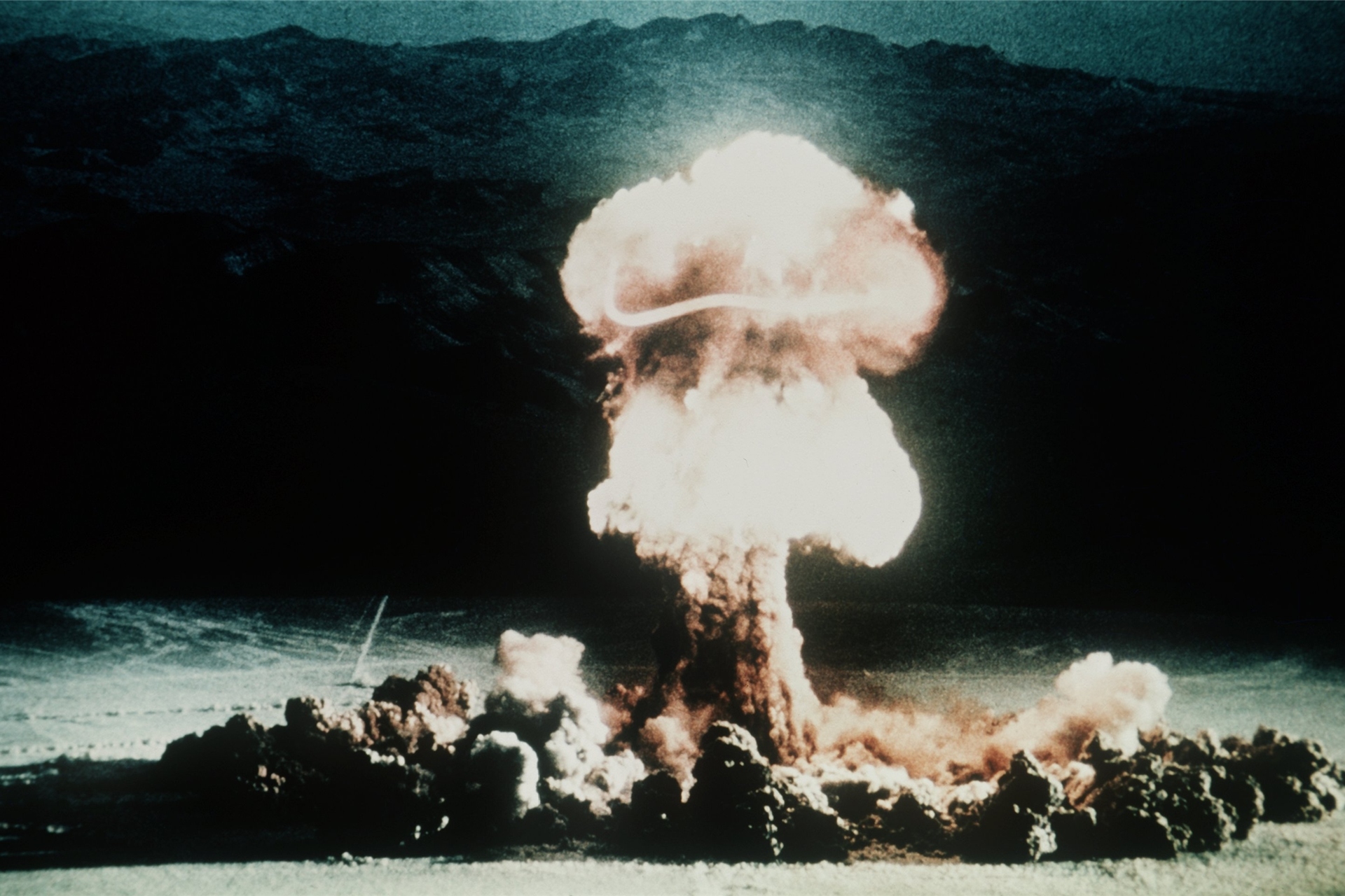 Ein Atompilz steigt nach der Explosion einer Atombombe über dem Testgelände in der Wüste von Nevada auf.