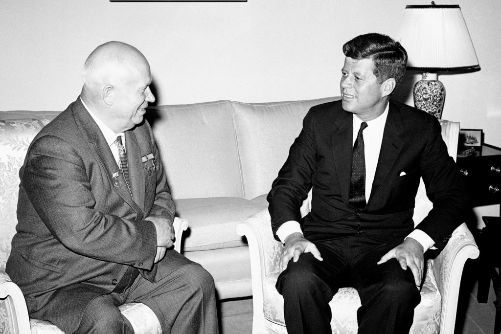 US-Präsident John F. Kennedy (r) un d der sowjetische Vorsitzende des Ministerrats, Nikita Chruschtschow, sitzen am 03.06.1961 bei Gesprächen in Wien (Österreich). US-Präsident John F. Kennedy (r) un d der sowjetische Vorsitzende des Ministerrats, Nikita Chruschtschow, sitzen am 03.06.1961 bei Gesprächen in Wien (Österreich).