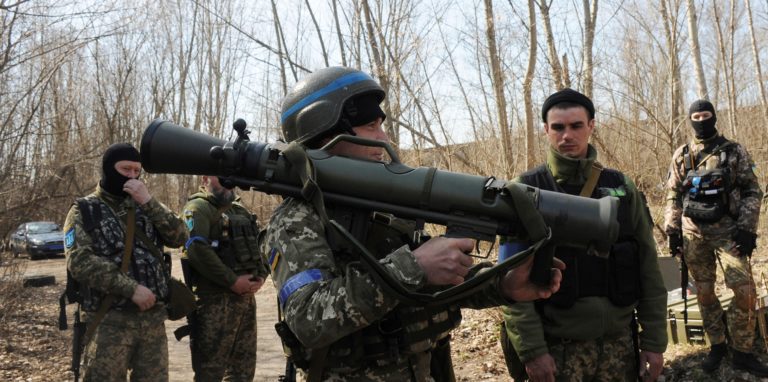 Ukrainische Soldaten studieren ein schwedisches schultergestütztes Waffensystem Carl Gustaf M4 während einer Übung am Stadtrand.