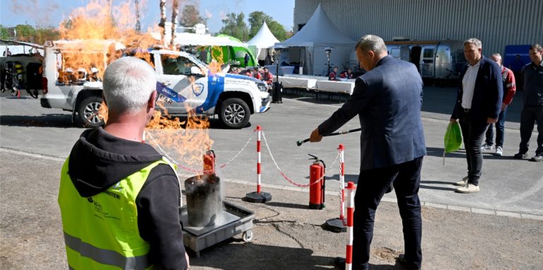 Beim Aktionstag Arbeitssicherheit auf dem Aurubis-Gelände war auch die Feuerbekämpfung ein Thema. An einem Stand konnten Interessierte den Einsatz von Feuerlöschern ausprobieren.