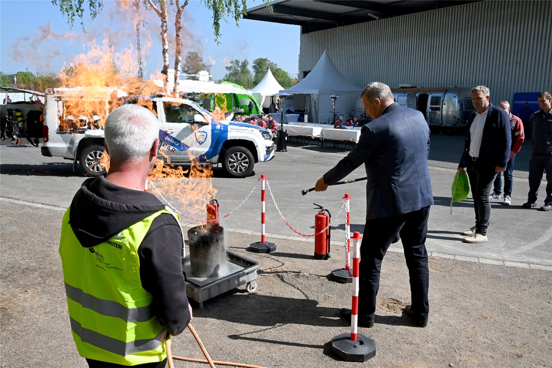 Beim Aktionstag Arbeitssicherheit auf dem Aurubis-Gelände war auch die Feuerbekämpfung ein Thema. An einem Stand konnten Interessierte den Einsatz von Feuerlöschern ausprobieren.