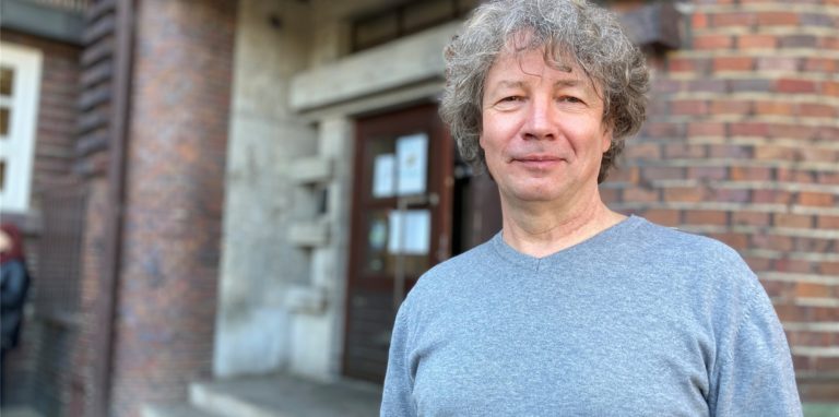 Wilhelm Böhm, Leiter des Freiherr-vom-Stein-Gymnasiums, bemängelt die knappe Berechnung der Lehrerstellen.