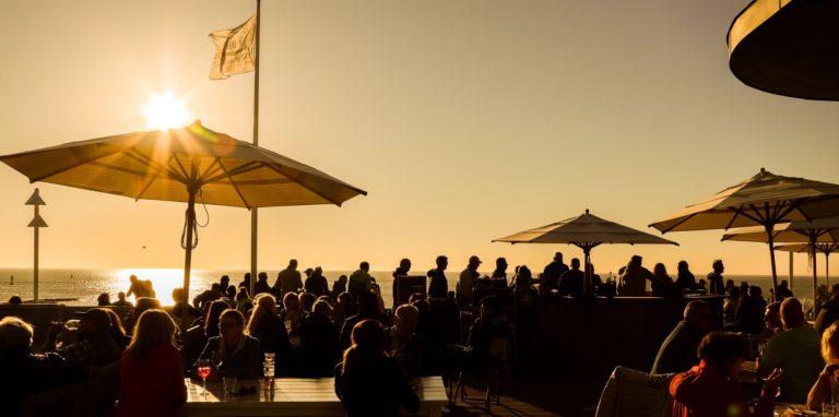 Ein Muss beim Urlaub auf Norderney ist der Besuch der Milchbar bei Sonnenuntergang. Aber Achtung: Die Fährüberfahrt von Norden-Norddeich zur Insel ist nicht im 9-Euro-Ticket enthalten.
