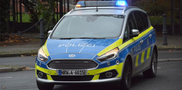 Ein Polizist wurde von einem Rollerfahrer touchiert.