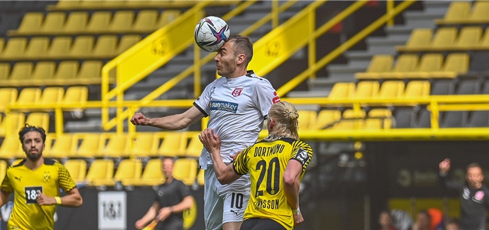 Halle-Stürmer Michael Eberwein steigt gegen BVB-U23-Spieler Kolbeinn Finnsson zum Kopfball hoch.