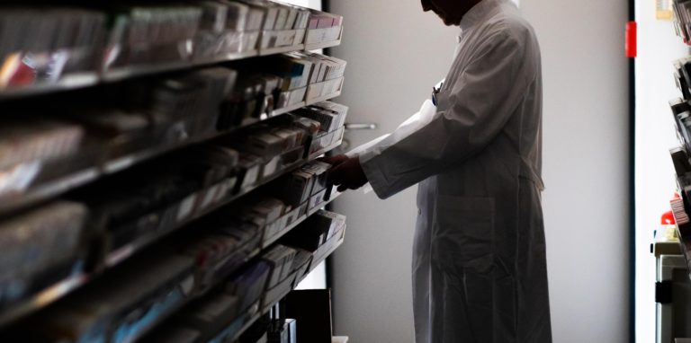 Ein gegen das Coronavirus ungeimpfter Apotheker soll sich selbst einen Genesenen-Status zertifiziert haben – vor Gericht ging er gegen die Kündigung seines Arbeitsgebers vor (Symbolbild).