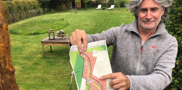 Anwohner an der Ostbürener Straße in Fröndenberg, darunter auch Ziggy Horn, sind nicht einverstanden mit dem Vorstoß von Nachbarn, das Hinterland der Grundstücke zur Bebauung freizugeben.