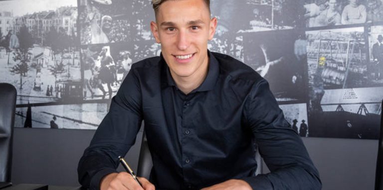 Nico Schlotterbeck unterschreib seinen Vertrag in Dortmund.
