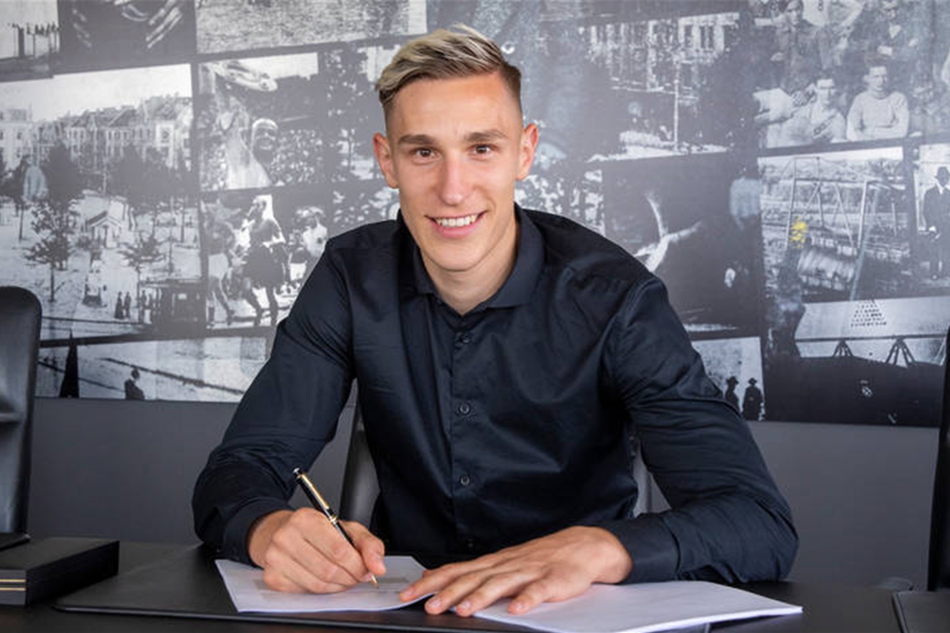 Nico Schlotterbeck unterschreib seinen Vertrag in Dortmund.