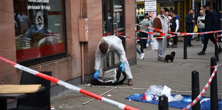 Die Spurensicherung arbeitet am Ort der Polizeikontrolle in Mannheim.