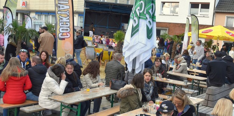 Viele Menschen besuchten das Festival „Fröndenberg karibisch“ am vergangenen Wochenende. Idealerweise kamen sie zu Fuß oder mit dem Rad – auf der Karl-Wildschütz-Straße herrschte absolutes Halteverbot.