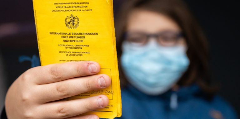 In mehreren Städten gab es eine Razzia gegen mutmaßliche Impfpassfälscher.