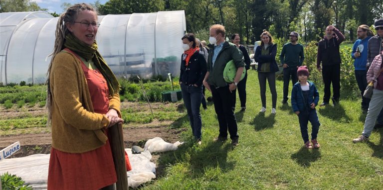 Der erste Aktionstag war für die Solawi Lippeauen Bork ein Erfolg. Biolandwirtin Anne Reygers führte viele Besucher über die Flächen.