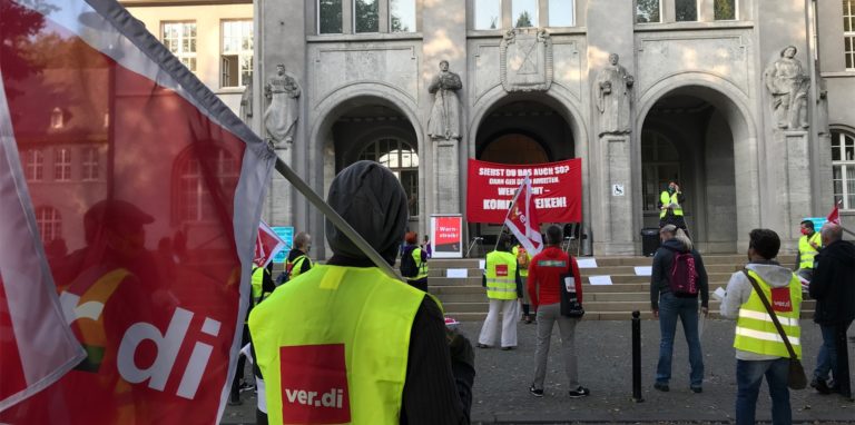 Im Jahr 2020 streikten ver.di-Mitarbeiter vor dem Rathaus in Schwerter. Am Mittwoch (4.5.) findet die Veranstaltungen auf dem Cava-Platz statt.